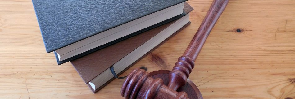 Leyes y un mazo, los elementos clave de un juez