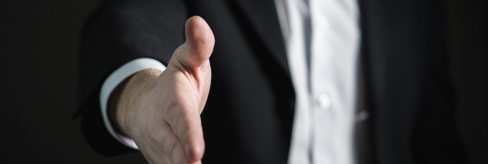 El apretón de manos, la firma de un contrato no escrito