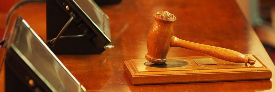 Exigencia del correo electrónico personal para cuestiones laborales y registro de jornada con huella dactilar