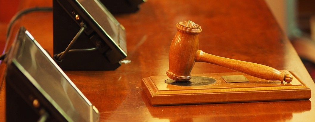 Exigencia del correo electrónico personal para cuestiones laborales y registro de jornada con huella dactilar