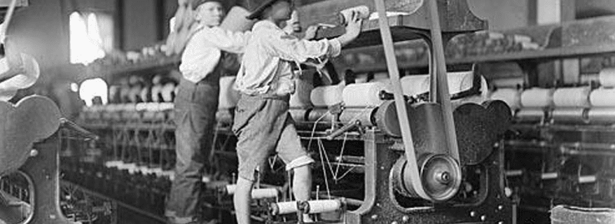 La fotografía que hemos traído aquí, junto con la larguísima serie que realizó su autor durante casi 10 años de trabajo, sirvió para que el Congreso aprobase en 1916 la primera ley federal sobre trabajo infantil de su historia. Y también, para que Lewis Hines se convirtiese en el padre de la fotografía documental de Estados Unidos.