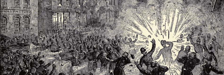 Este grabado refleja el momento en el que un sindicalista lanza una bomba contra la policía. La explosión mató a un agente de la ley y dejó varios heridos. Pero ¿cuáles fueron los acontecimientos que desencadenaron este incidente? ¿Y sus consecuencias?