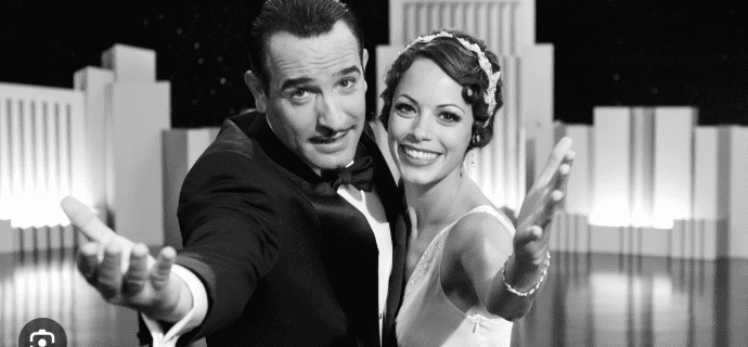 The Artist relata la transición del cine mudo al sonoro y el escepticismo que mostraron los actores, en especial los más mayores, hacia este último. Muchos de los artistas que vivieron estos cambios no supieron adaptarse a las nuevas formas de interpretación. Otros pensaban que se trataba de una moda pasajera y se negaron a reinventarse. Tanto unos como otros acabaron perdiendo su trabajo y cayendo en el olvido.