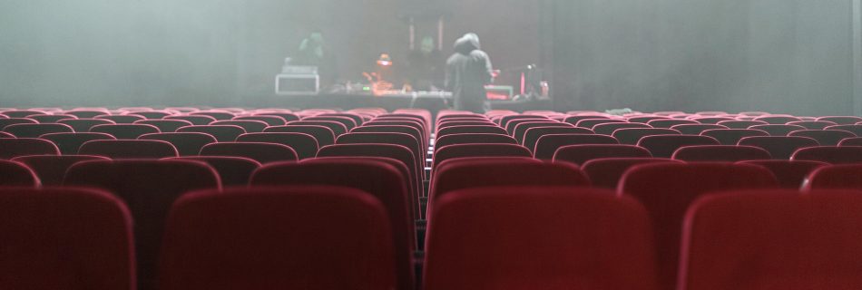 ¿Vas a firmar un contrato de actuación teatral temporal? Descubre qué elementos y cláusulas (exclusividad, confidencialidad y derechos) son fundamentales para garantizar tu seguridad jurídica y proteger tu carrera profesional en las artes escénicas.