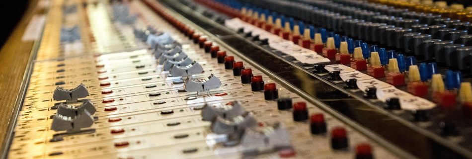 Estar al frente de la mesa de mezclas en un gran formato exige precisión técnica... y seguridad jurídica. En conciertos masivos y festivales, el éxito acústico y la presión de miles de asistentes recaen directamente sobre el técnico de sonido. Sin embargo, toda esa responsabilidad debe verse respaldada por un contrato claro que garantice un trabajo digno. En Mi Consoltoría te ayudamos a desgranar las condiciones laborales para que ninguna productora traslade a tu espalda riesgos que no te corresponden.