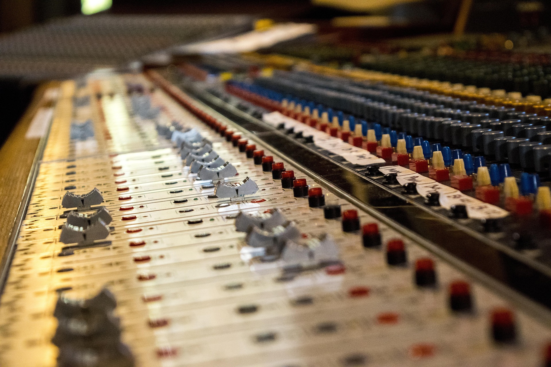 Estar al frente de la mesa de mezclas en un gran formato exige precisión técnica... y seguridad jurídica. En conciertos masivos y festivales, el éxito acústico y la presión de miles de asistentes recaen directamente sobre el técnico de sonido. Sin embargo, toda esa responsabilidad debe verse respaldada por un contrato claro que garantice un trabajo digno. En Mi Consoltoría te ayudamos a desgranar las condiciones laborales para que ninguna productora traslade a tu espalda riesgos que no te corresponden.